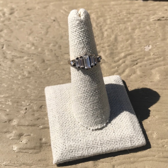 Chloe + Isabel gold tone ring sz 6 - Picture 1 of 3